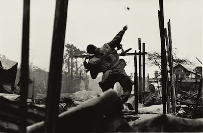 Atirador de granada, Hue, Vietnã, 1968. Nas paisagens de Don McCullin (Londres, 1935) não há nada de bucólico. Eles são escuros e invernais. Wagnerianos, como o próprio autor os descreve. Neles, a dor de todas as guerras e revoluções que o autor testemunhou durante décadas parece ressoar.