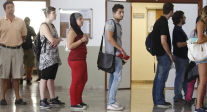 Estudiantes en fila para matricularse en la Universidad Complutense.