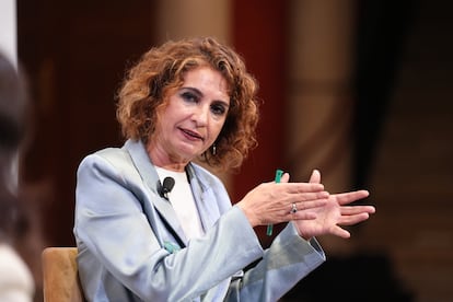 La vicepresidenta primera del Gobierno y ministra de Hacienda, María Jesús Montero, este miércoles en un desayuno informativo en Sevilla.