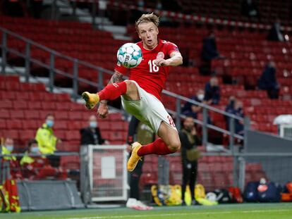 Daniel Wass controla el balón durante un Dinamarca-Inglaterra de la Nations League.