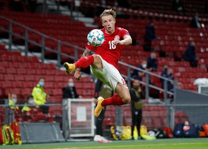 Daniel Wass controla el baln durante un Dinamarca-Inglaterra de la Nations League.