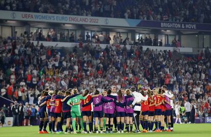 Las jugadoras de España forman un corro tras el pitido final.