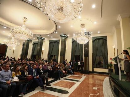 La presidenta de Vox en Madrid, Rocío Monasterio, habla desde el podio en un salón del hotel Intercontinental.