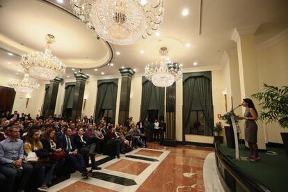 La presidenta de Vox en Madrid, Rocío Monasterio, habla desde el podio en un salón del hotel Intercontinental.