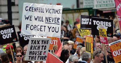 Manifestaci&oacute;n contra la actuaci&oacute;n de las autoridades en respuesta al incendio de la Torre Grenfell, este domingo en Londres.