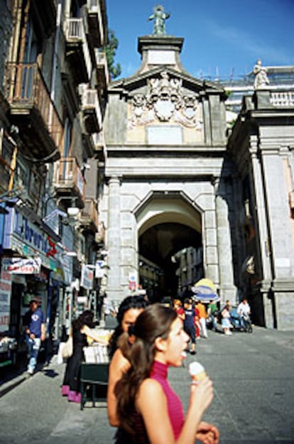 Port&#39;Alba (del duque de Alba), puerta del siglo XVII en la Piazza Dante, Nápoles.