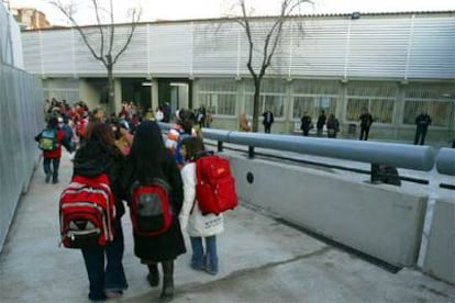 Niñas de primaria van a clase en una escuela de Barcelona.