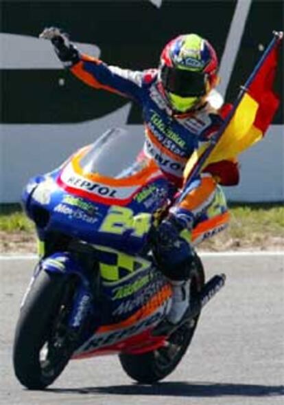 El piloto catalán celebra su triunfo sobre la moto.