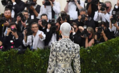 Cara Delevingne, a su llegada a la gala del Met, celebrada este lunes en Nueva York.