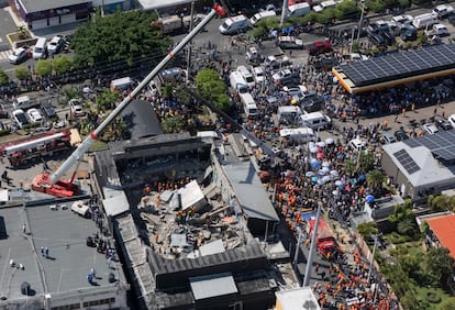 Equipos de rescate en búsqueda de sobrevivientes, la mañana del martes en Santo Domingo.