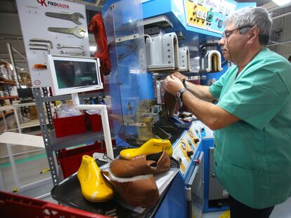 Un trabajador, durante su jornada laboral en una fábrica de calzado en Elche, este viernes.