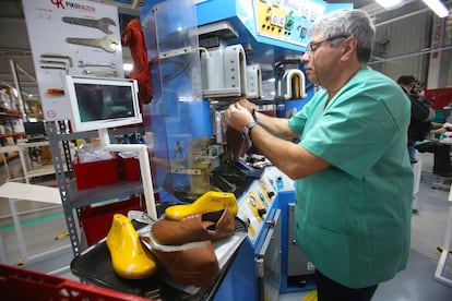 Un trabajador, durante su jornada laboral en una fábrica de calzado en Elche, este viernes.