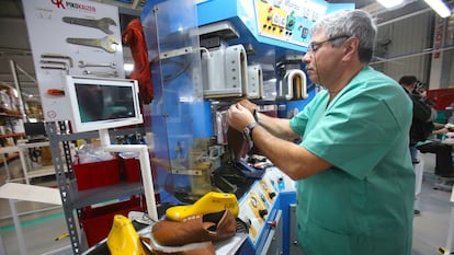 Un trabajador, durante su jornada laboral en una fábrica de calzado en Elche, este viernes.
