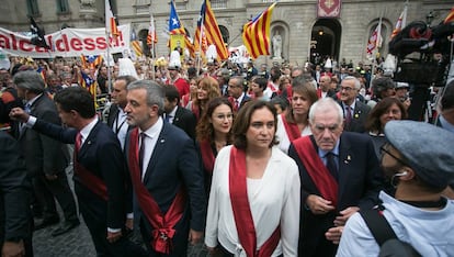 Colau, y la corporación municipal de Barcelona, tras su investidura como alcaldesa.