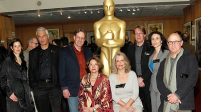 Directores nominados al Oscar al mejor documental posan en la fiesta de recepción celebrada en la academia del cine estadounidense en Beverly Hills, California.