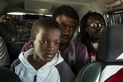 Samba Ndong y Modu Samb llevan de vuelta a Omar en un taxi a la daara de Thierne Sadibou, en la barrio de Pikine, en San Louis. 
