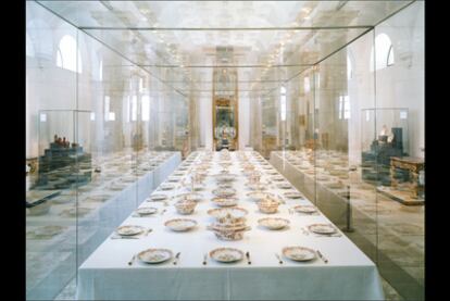 El museo de arte contemporáneo de Vigo acoge una exposición con los trabajos realizados durante los últimos 40 años por la fotógrafa alemana Candida Höfer. En la imagen, Schloss St. Emmeram Regensburg XXVIII, realizada en 2003, con unas dimensiones de 1'52 metros por 1'93.