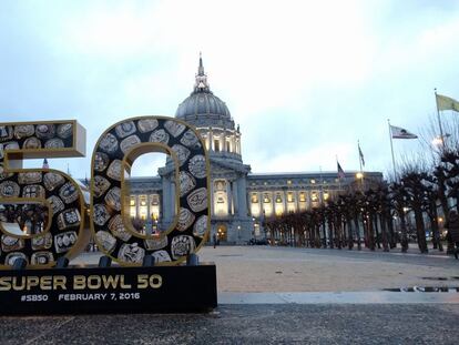 Cartel conmemorativo de la 50 Super Bowl en el Ayuntamiento de San Francisco.