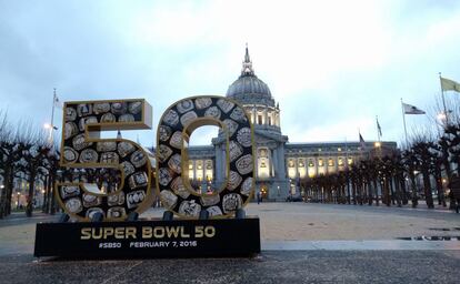 Cartel conmemorativo de la 50 Super Bowl en el Ayuntamiento de San Francisco.