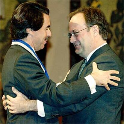 Aznar, con el rector de la Universidad de Georgetown, John DeGioia, tras recibir la medalla de la institución.