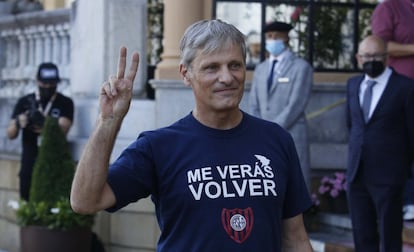 El actor estadounidense Viggo Mortensen a su llegada este martes al hotel que aloja a los invitados del Festival Internacional de Cine de San Sebastián, donde el jueves recogerá el Premio Donostia.