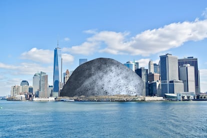 Representación a escala del asteroide Apofis en la isla de Manhattan, en Nueva York (Estados Unidos)