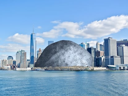 Representación a escala del asteroide Apofis en la isla de Manhattan, en Nueva York (Estados Unidos)