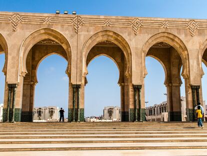 Una de las puertas de acceso a la gran mezquita Hassan II, en Casablanca (Marruecos).