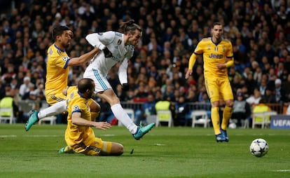 Gareth Bale chuta el balón durante el primer tiempo.