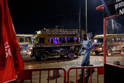 Una aglomeración nocturna de 'car rapides' en Parcelles Assainies, mientras miles de ciudadanos regresan a casa tras un día de trabajo. Dakar vive un momento de transformación de su transporte colectivo con la inauguración el pasado mes de diciembre de un tren que conecta el centro de la ciudad con el extrarradio, y las obras de un autobús rápido. La idea es retirar estas viejas furgonetas que se han convertido en símbolo del país y aliviar la circulación pesada de las principales calles.