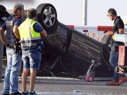 Policies al costat de l'Audi A3 amb el qual cinc terroristes van irrompre a Cambrils. Tots cinc van morir per trets de la policia.