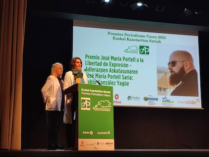 La familia de Pablo González recoge, el pasado 8 de noviembre, el Premio José María Portell a la Libertad de Expresión en nombre del periodista encarcelado en Polonia.
