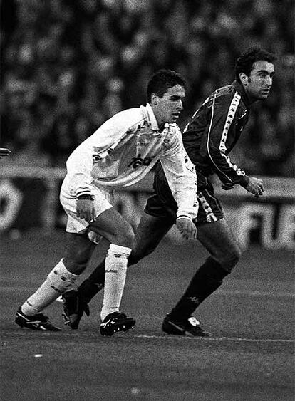 El 7 de enero de 1995 Raúl disputa su primer duelo Madrid-Barça. En casa y con un 5-0 en el casillero final, el delantero no pudo soñar un mejor encuentro para inciarse en la saga de enfrentamientos con el 'eterno rival'. En la imagen, Raúl corre a por un balón junto a Abelardo.