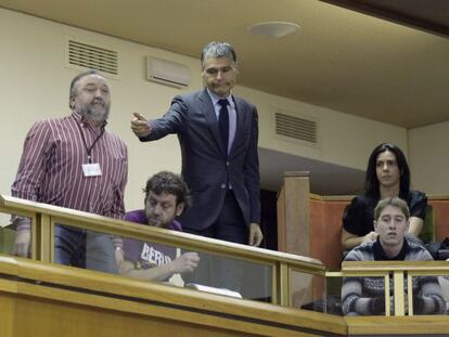 Un hombre es expulsado del pleno del Parlamento vasco por llamar "mentiroso y cobarde" al parlamentario Carmelo Barrio.