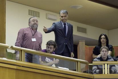 Un hombre es expulsado del pleno del Parlamento vasco por llamar "mentiroso y cobarde" al parlamentario Carmelo Barrio.