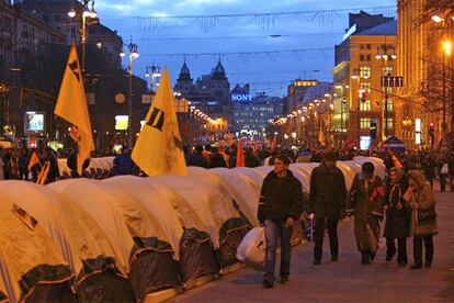 Cae la noche en Kiev y en las calles se respira un ambiente de tensión contenida. Miles de seguidores del candidato opositor han acampado en las principales vías de la ciudad dispuestos a movilizarse en cualquier momento. Mientras, el ministerio de Interior, el Fiscal General del Estado y los servicios de seguridad ucranios han hecho público un comunicado en el que aseguran que harán valer el peso de la ley "con rapidez y firmeza" en caso de que se produzcan protestas callejeras.