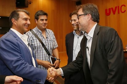 Laporta saluda a Benedito, detr&aacute;s Conet, de Seguiment FCB, y Freixa.