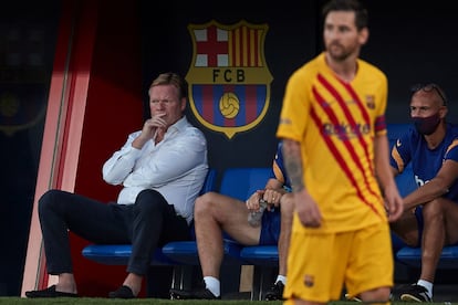 Koeman, en el banquillo, y Messi, en el campo, en el partido amistoso del Barça ante el Nàstic en el Johan Cruyff.