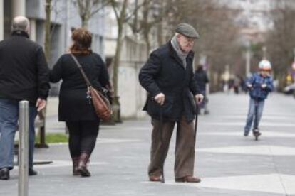 Un jubilado pasea por el centro de San Sebastián (Guipúzcoa)