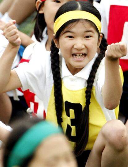 La princesa Aiko celebra la victoria de su equipo en una carrera durante el encuentro anual en su escuela en octubre de 2009.