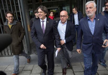 Puigdemont y su abogado, Gonzalo Boye, saliendo del Palacio de Justicia.