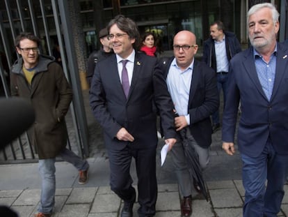 Puigdemont y su abogado, Gonzalo Boye, saliendo del Palacio de Justicia.