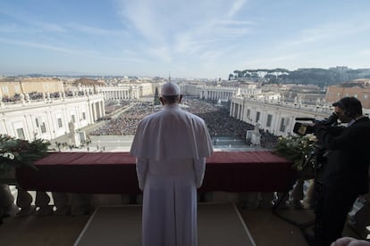 Una imagen con el papa Francisco asomado al balcón que da a la plaza de San Pedro.