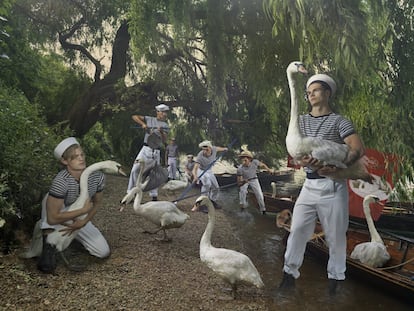 <br><b>Swan Upping.</b><br> Acontece na segunda-feira da terceira semana de julho. Cisnes são capturados, marcados e liberados novamente. Sua origem remonta à Idade Média, quando o pássaro era um bem precioso entre os nobres, cujos bicos a coroa obrigava a marcar. Hoje tem um caráter simbólico e serve para controlar o censo desses animais.