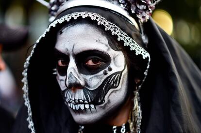 Una mujer disfrazada como "La Catrina", representación mexicana de la muerte, participa en un desfile en Ciudad de México antes del Día de los Muertos.