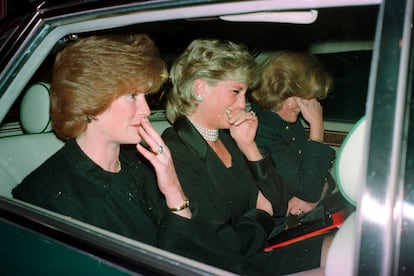 Una imagen para recordar: Diana riéndose a carcajadas. Era 1995 y salía de la ópera con sus hermanas Sarah y Jane. Precisamente Sarah estuvo saliendo con Carlos antes que con Diana.