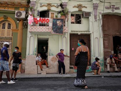 Un grupo de personas hace fila en las calles de La Habana, Cuba.