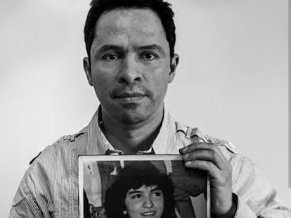 René Guarín sostiene una foto de su hermana, Cristina, desaparecida en la retoma del Palacio de Justicia, en noviembre de 1985.