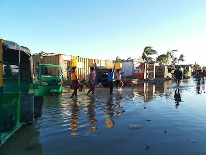 Supervivientes del ciclón Idai en Beira, Mozambique, afrontan la escasez de agua y electricidad y corren el riesgo de sufrir enfermedades transmitidas por el agua tras las inundaciones.