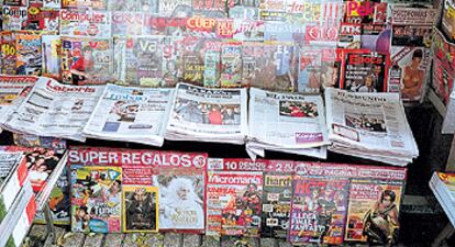 Revistas y periódicos expuestos para su venta en un quiosco de prensa.